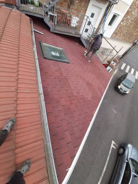 Rénovation de toiture à Saint Maur des Fossés : Pose d’un revêtement neuf et installation d’une fenêtre de toit pour une meilleure isolation et luminosité. AS Couverture, votre expert toiture.