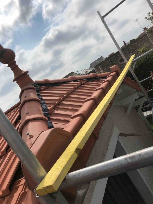  avancée normande sur une toiture classique d'une maison à St Maur des Fosses AS Couverture